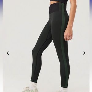 Outdoor Voices black and green seamless smooth 7/8 legging, size L.